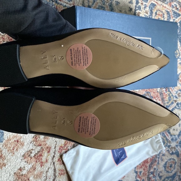 Ally Shoes leather suede flats. Size 6.5. Boutique! - Picture 5 of 5
